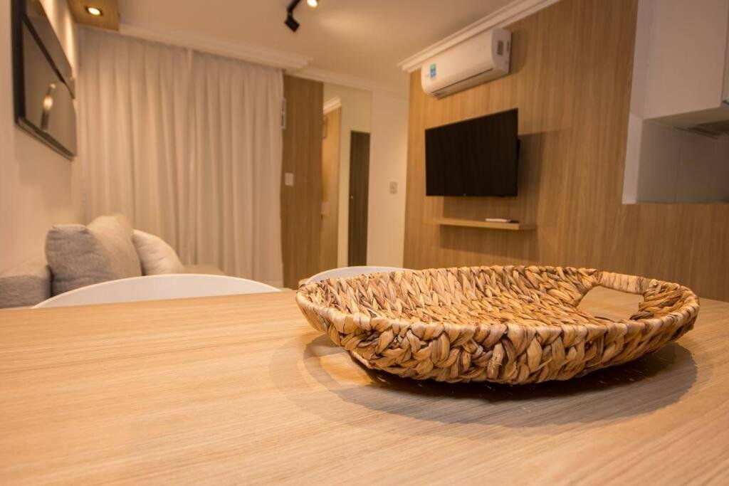 Detalle de la mesa, con el living de fondo