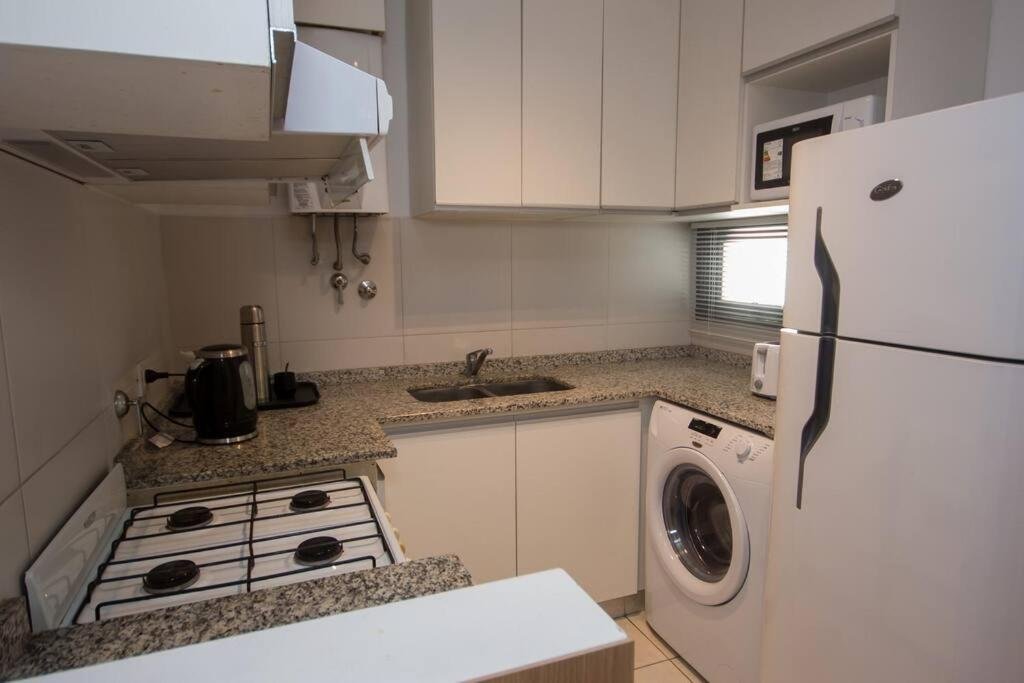 Cocina con heladera y lavarropas