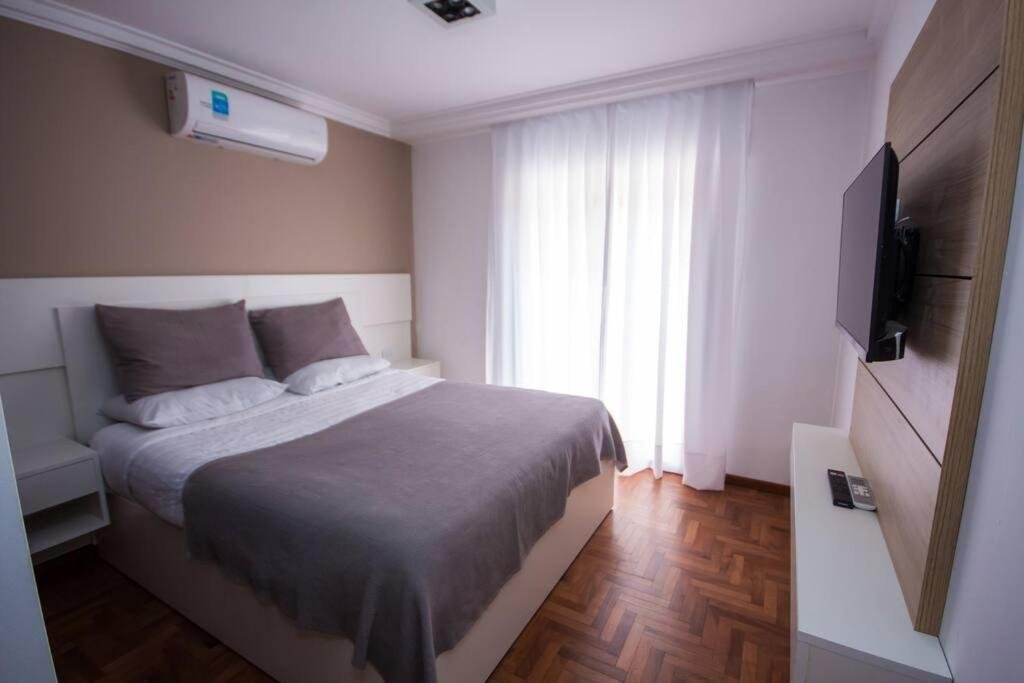 Dormitorio con cama matrimonial y luz natural