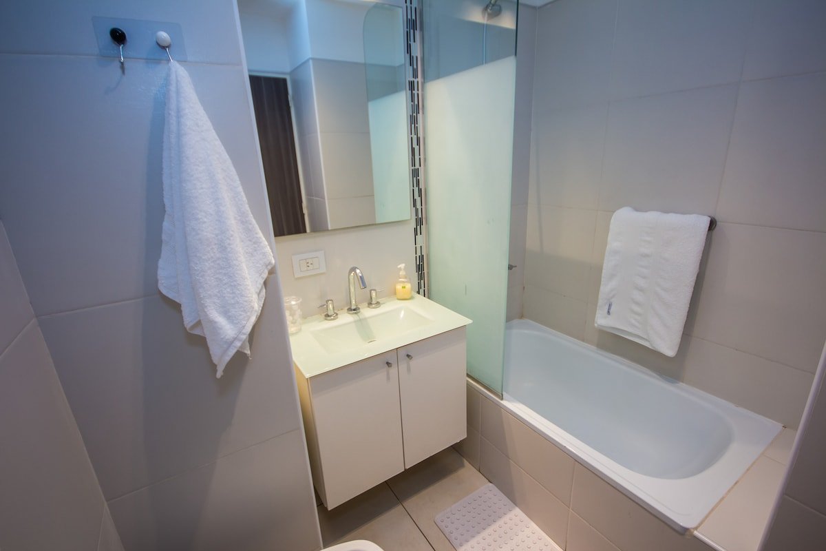 Baño con bañera y ducha
